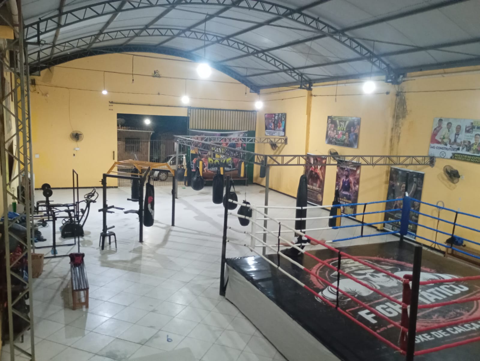 Atleta de boxe treinando na academia